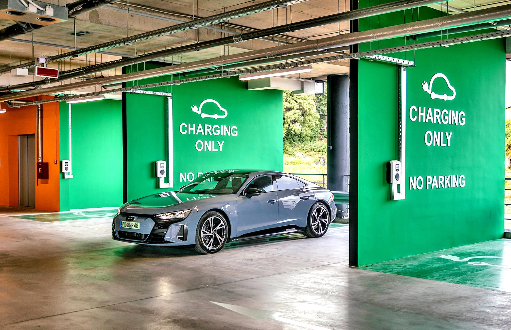 Audi e-tron GT quattro przód i bok – w trakcie ładowania