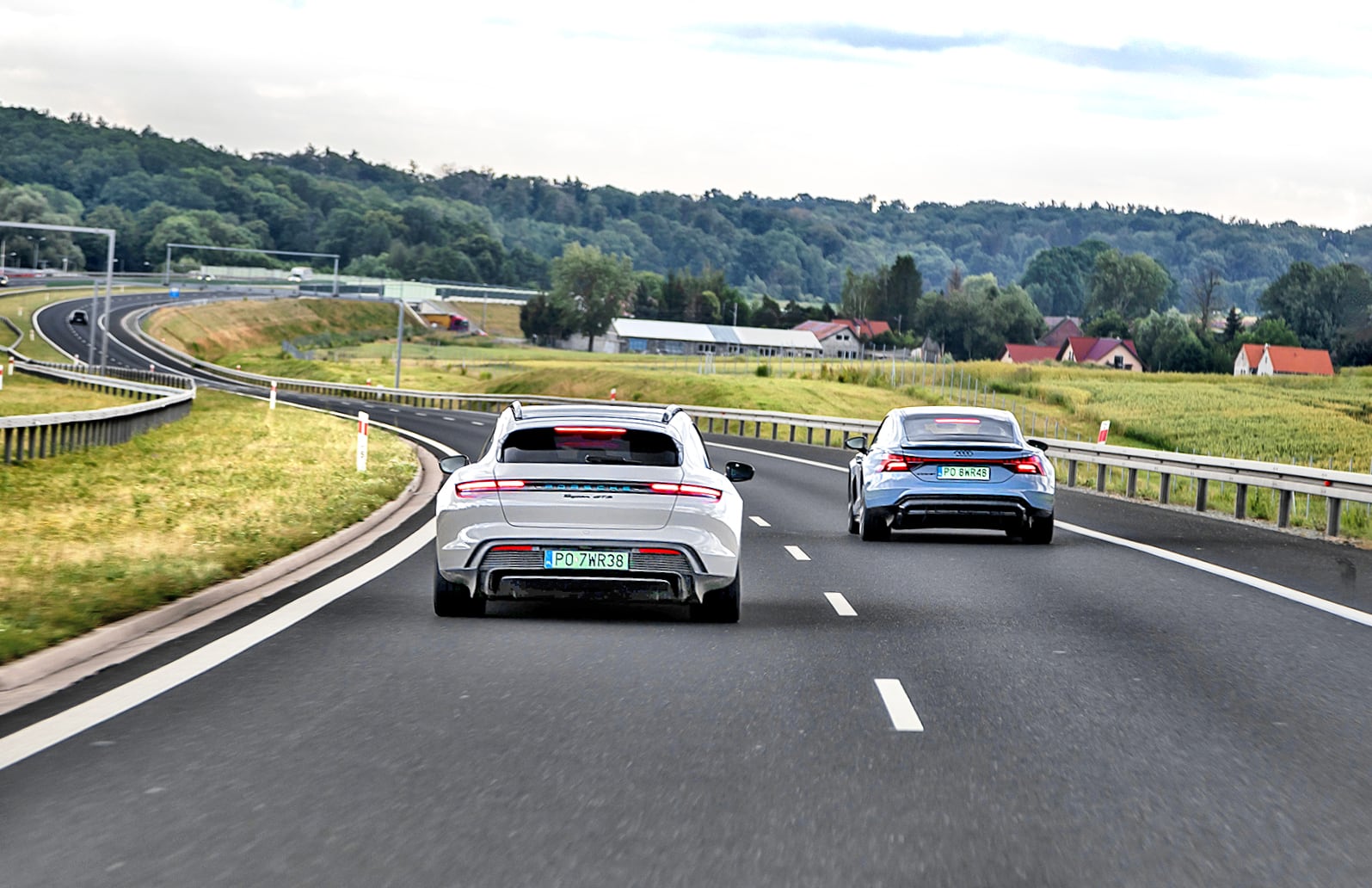 Porsche Taycan GTS i Audi e-tron GT quattro na drodze szybkiego ruchu tyły