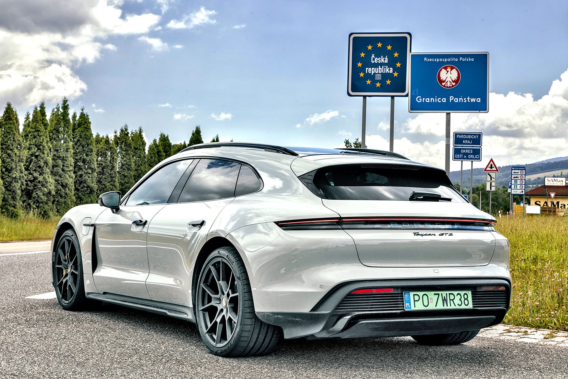 Porsche Taycan GTS tył i bok – na granicy Polski i Czech