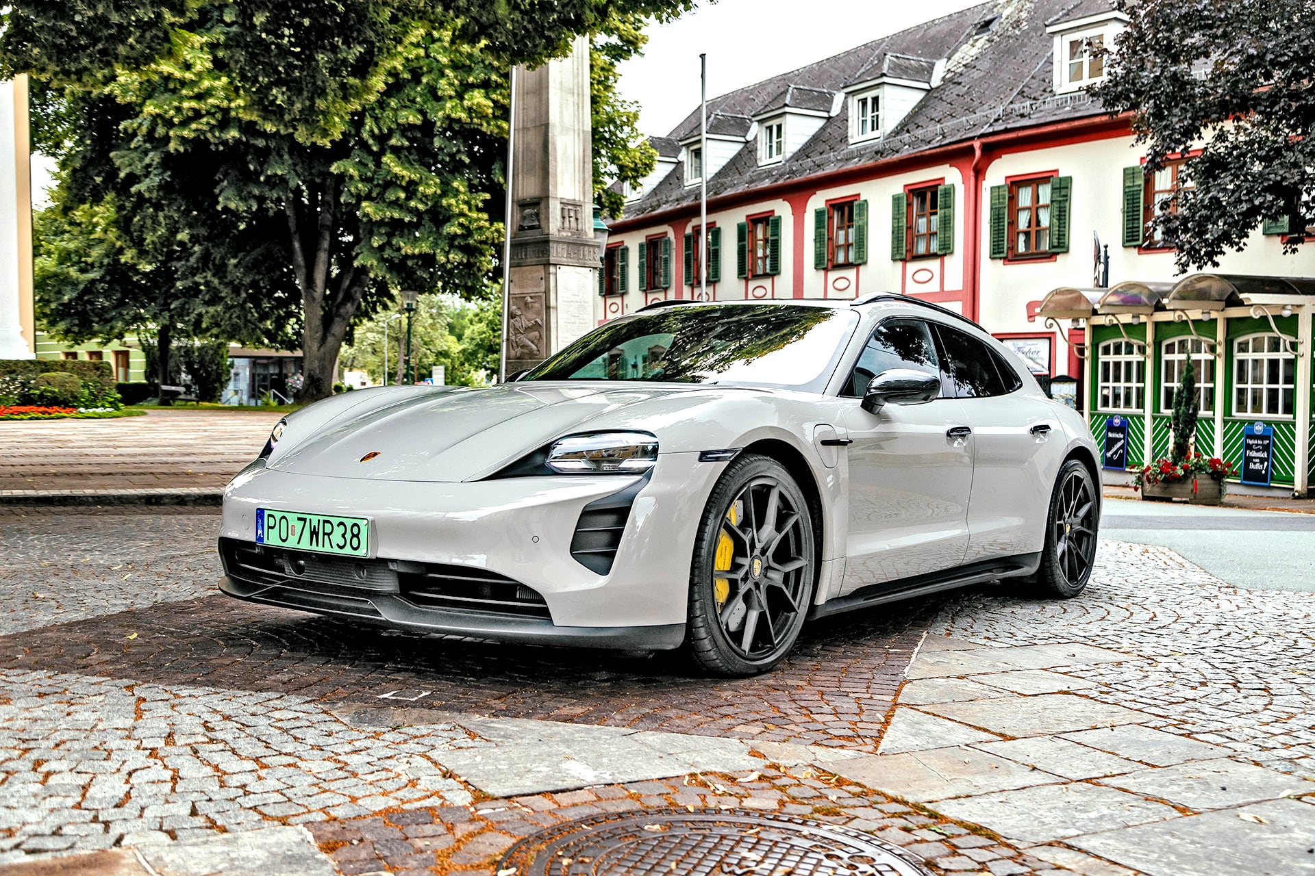 Porsche Taycan przód i bok