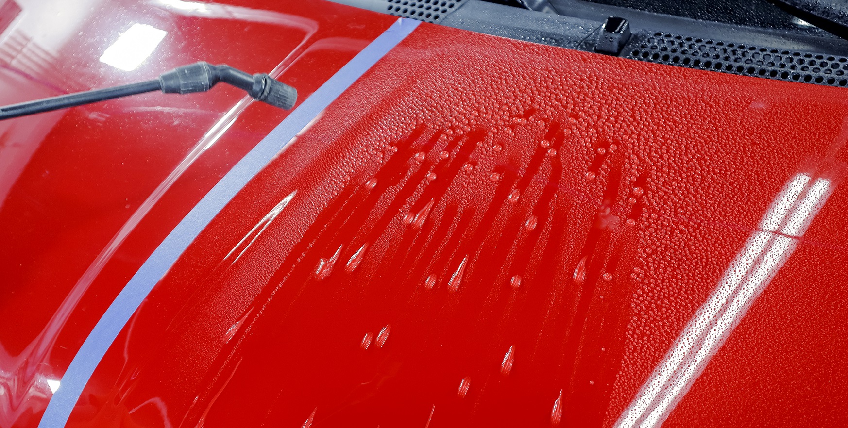 kropelkowanie wody na nawoskowanej masce