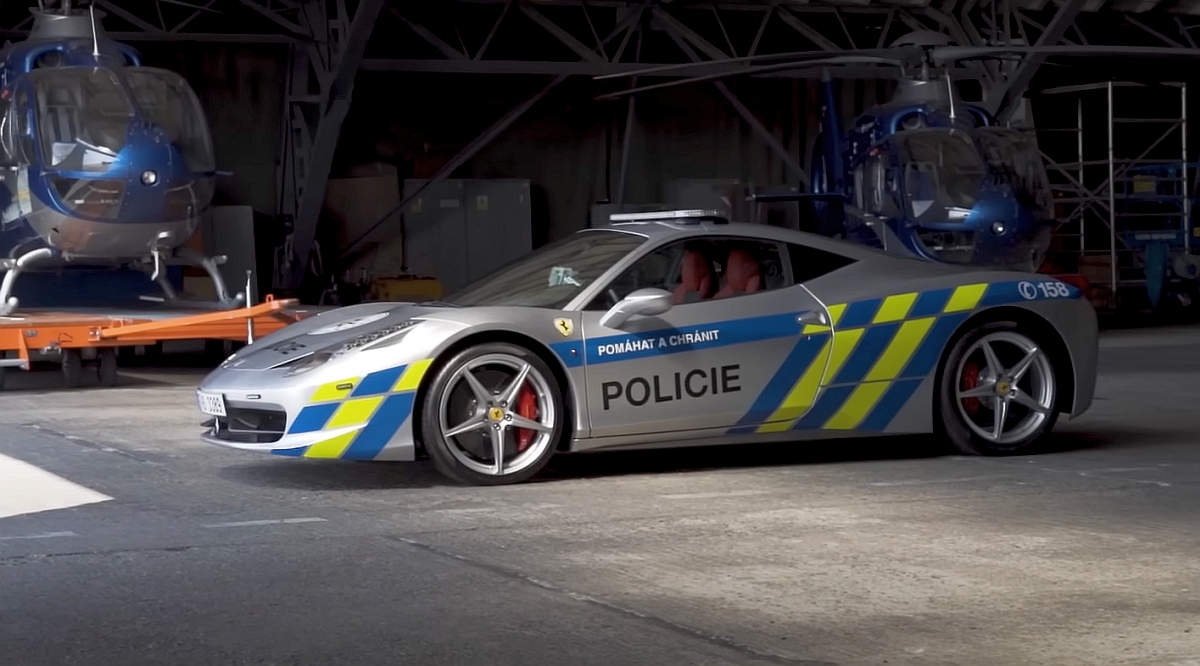 Ferrari 458 Italia_czeska policja_01