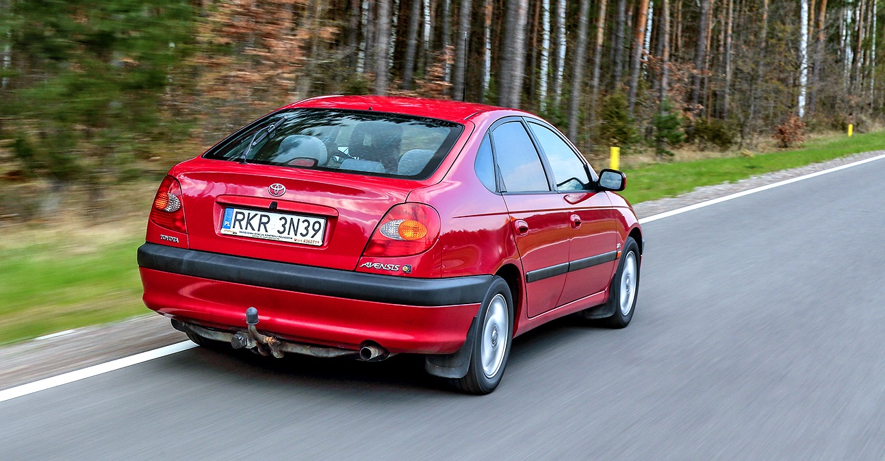toyota avensis jadaca tylem
