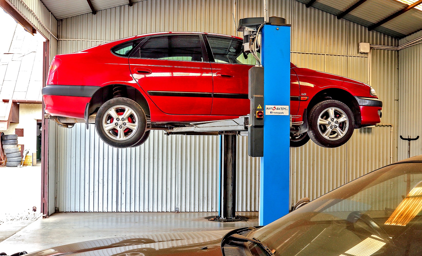 toyota avensis na podnosniku