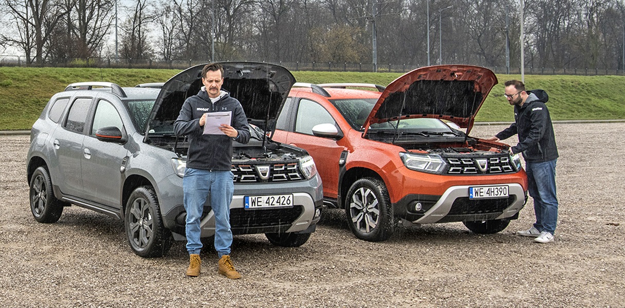 dwie dacie duster z podniesionymi maskami
