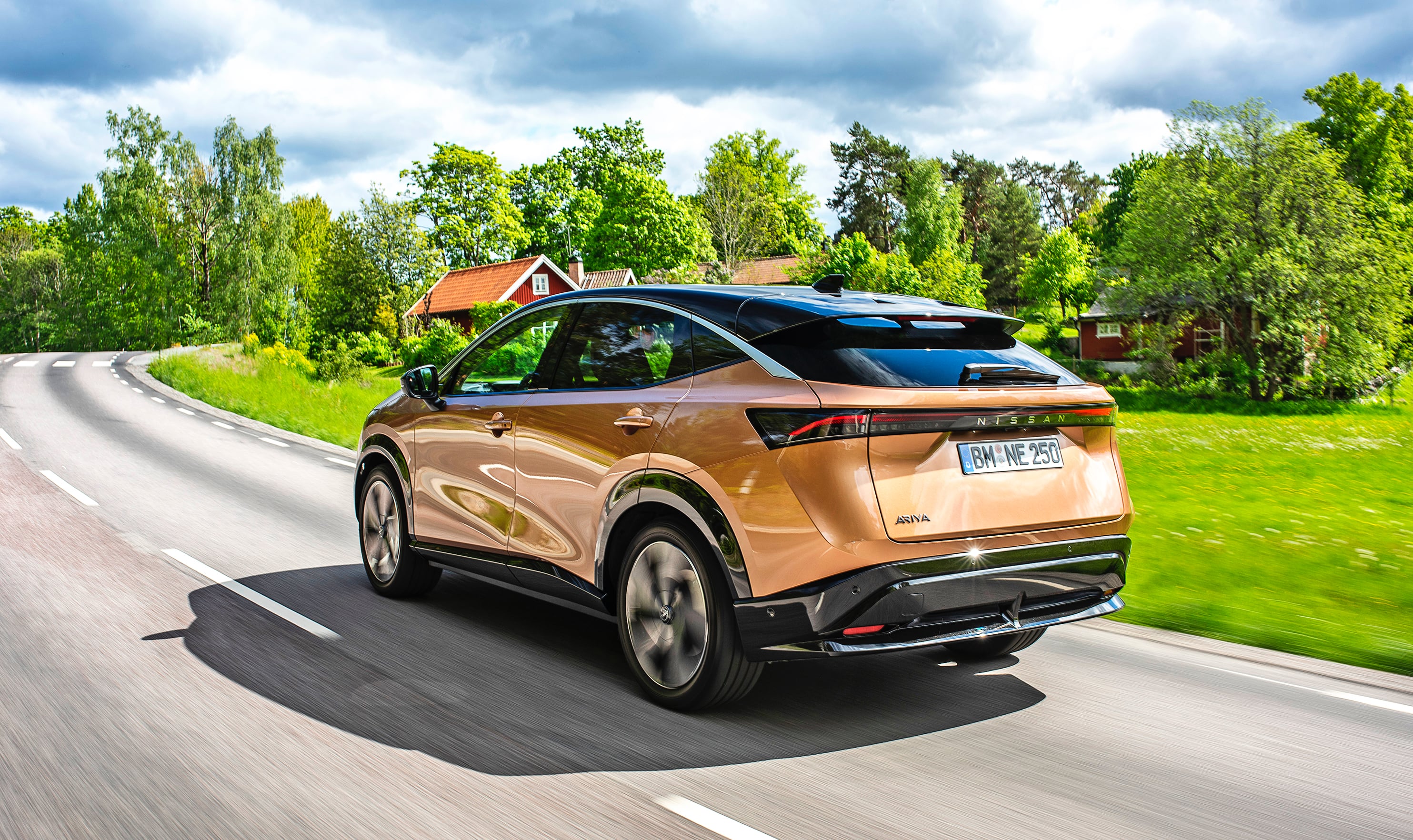 Nissan Ariya bok i tył w ruchu