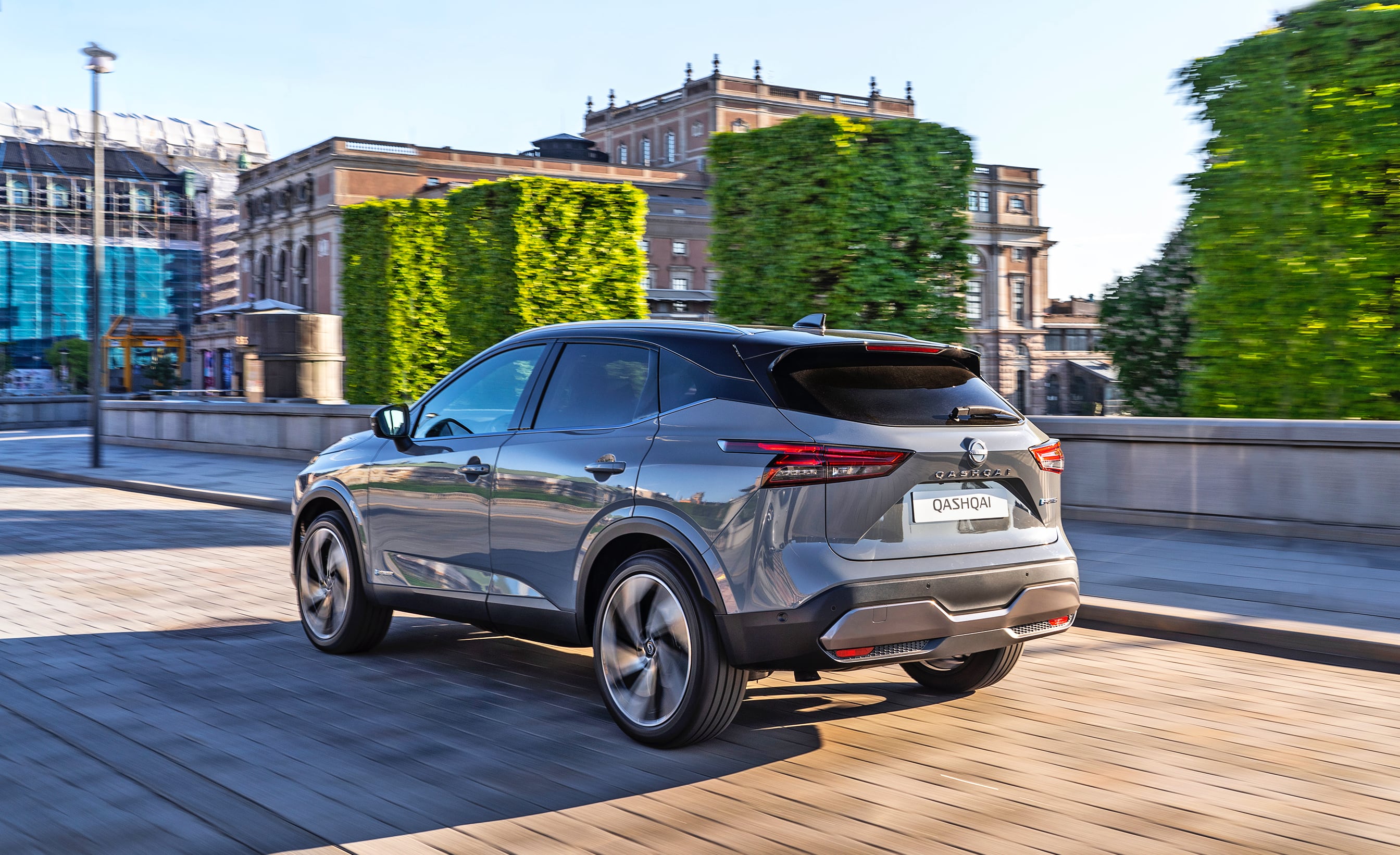 Nissan Qashqai e-POWER bok i tył w ruchu