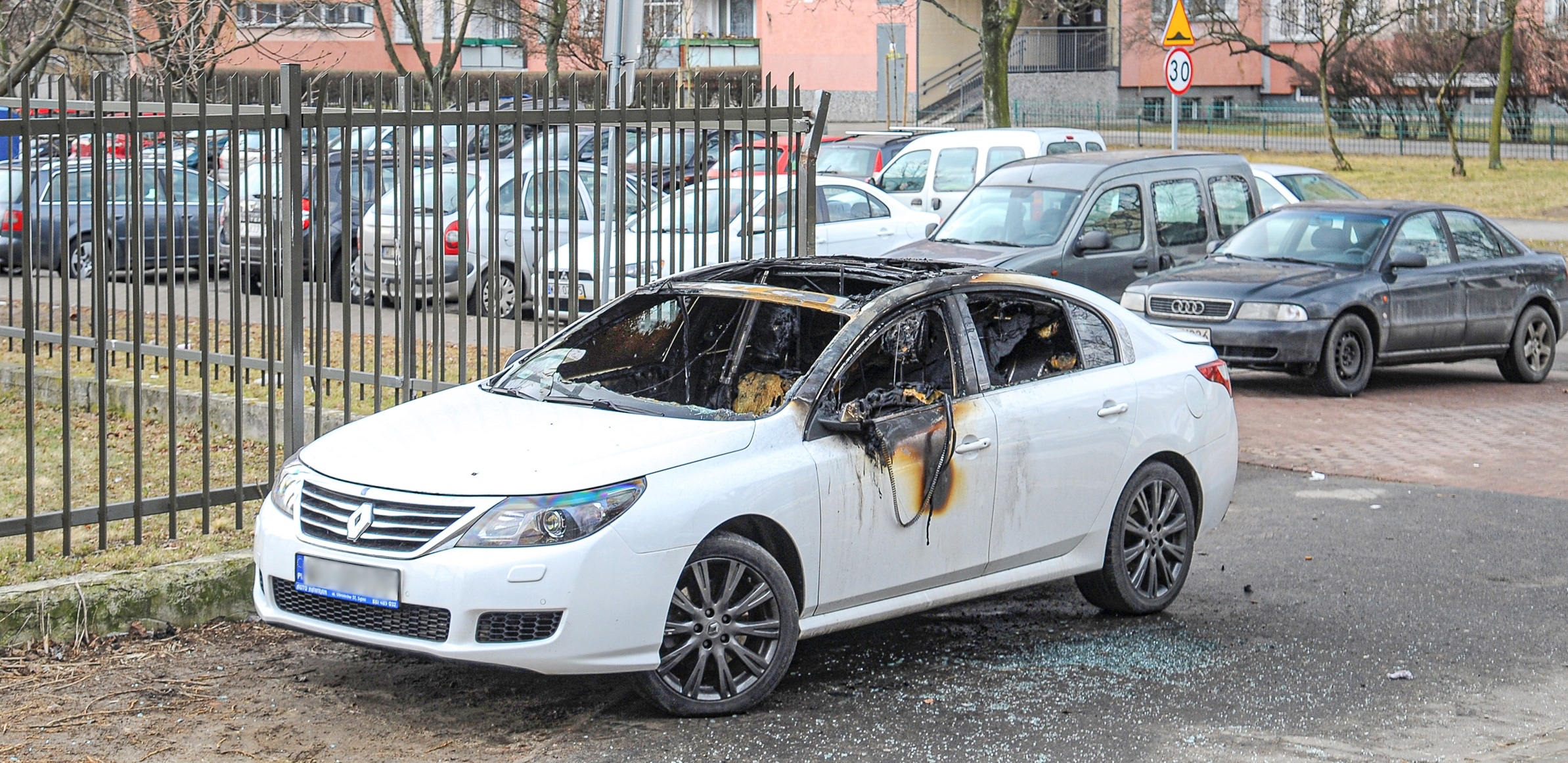 porzucone Renault ze spalonym wnętrzem