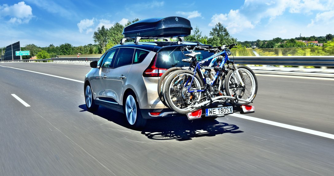 Auto z rowerami i bagażnikiem typu box na dachu