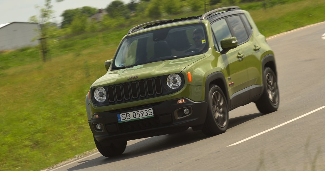 Jadący Jeep Renegade