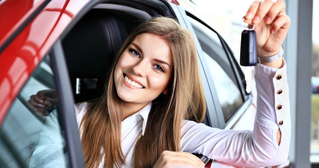 Sprzedaż samochodu w salonie – kobieta z kluczykiem