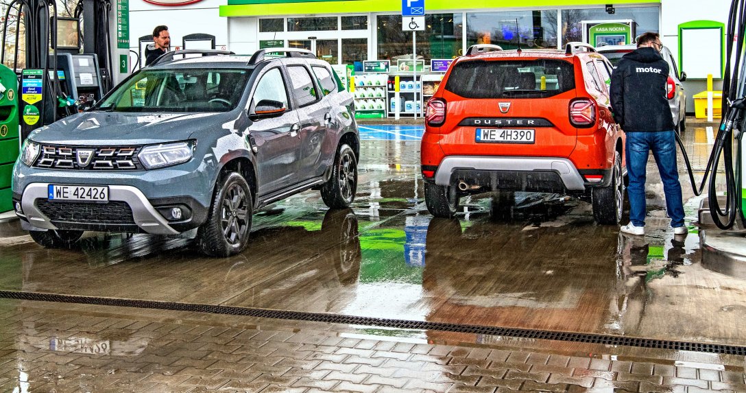 Tankowanie dwóch Dacii Duster
