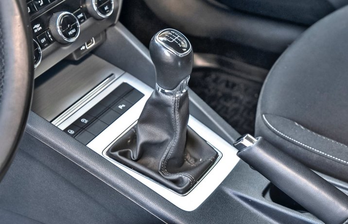 Skoda Octavia III Combi 2.0 TDI – drążek skrzyni biegów