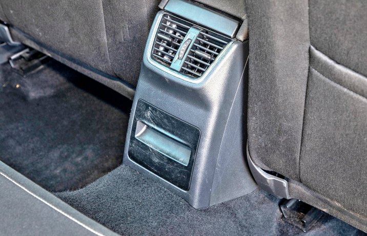 Skoda Octavia III liftback 1.4 TSI – tunel środkowy z tyłu