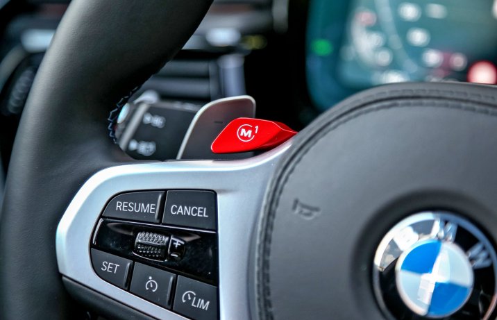 BMW M5 Competition – przycisk do zapisu  trybu jazdy M1