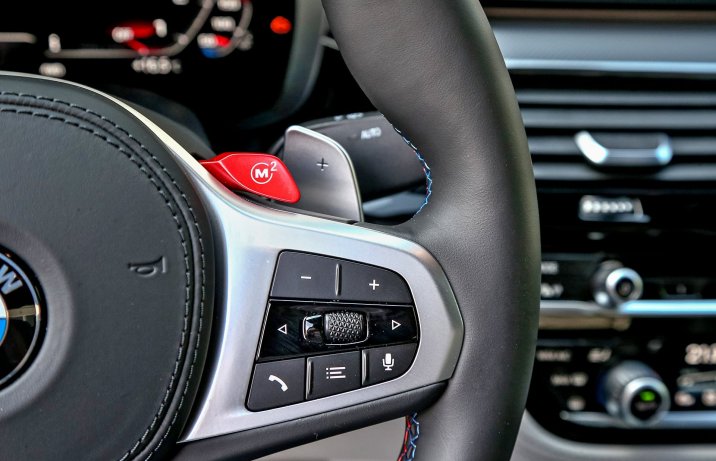 BMW M5 Competition – przycisk do zapisu  trybu jazdy M2