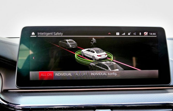BMW M5 Competition – systemy bezpieczeństwa na wyświetlaczu