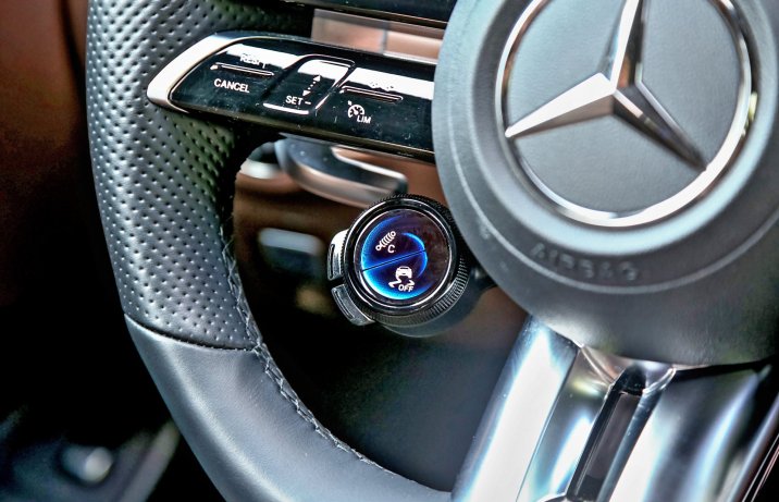 Mercedes-AMG E 63 S 4Matic+ – wybór ustawień silnika i układu jezdnego na kierownicy