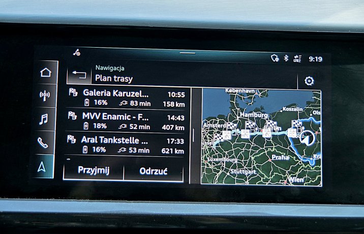 Audi Q4 e-tron 40 S line – wyświetlacz z nawigacją z ładowarkami