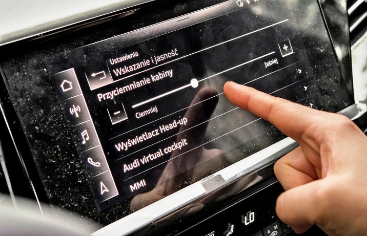 Audi Q4 e-tron 40 S line – wyświetlacz z suwakiem do sterowania podświetleniem kokpitu