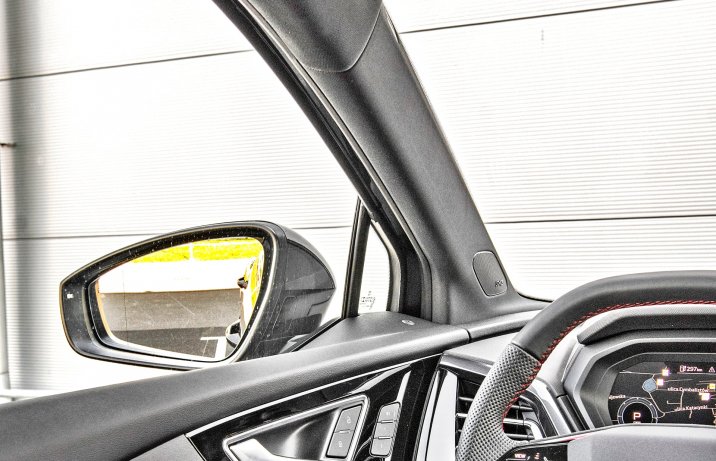 Audi Q4 e-tron 40 S line – lusterko i słupek  A widok od środka