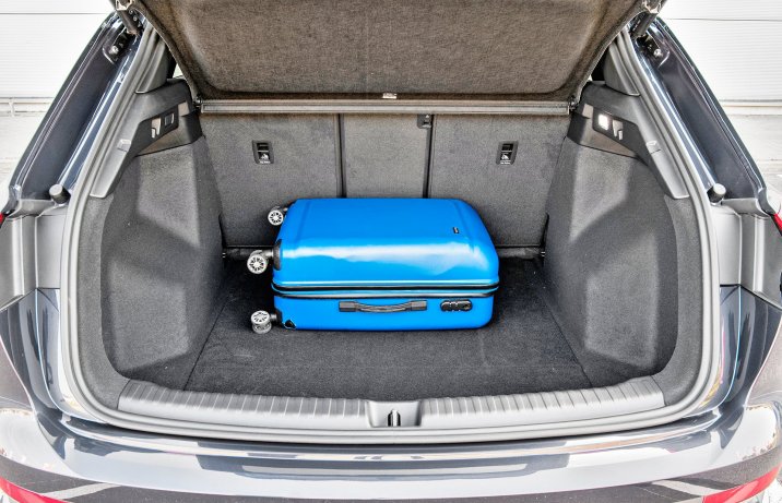 Audi Q4 e-tron 40 S line – bagażnik z walizką