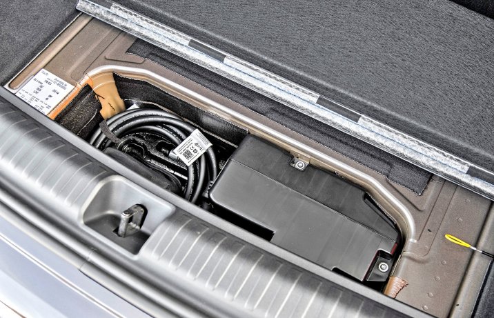 Audi Q4 e-tron 40 S line – schowek w bagażniku z kablami do ładowania