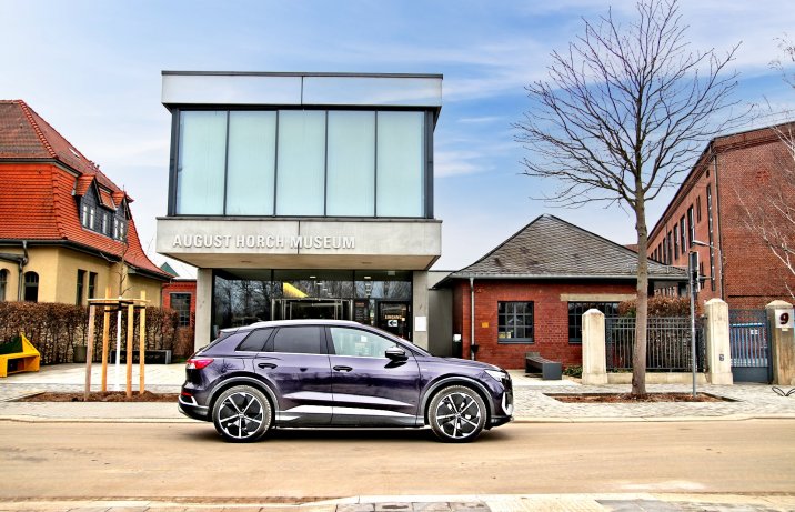 Audi Q4 e-tron 40 S line – przed August Horch Museum.