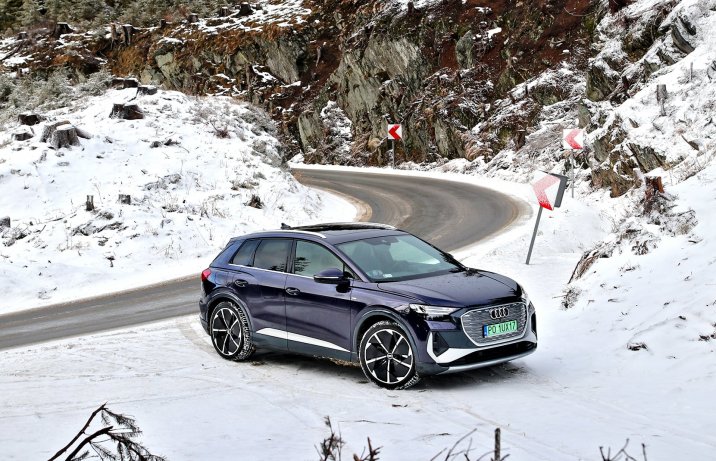 Audi Q4 e-tron 40 S line – na zaśnieżonym poboczu drogi w górach