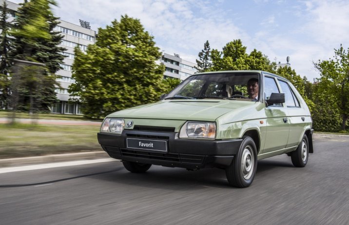 Skoda Favorit - front and side in motion