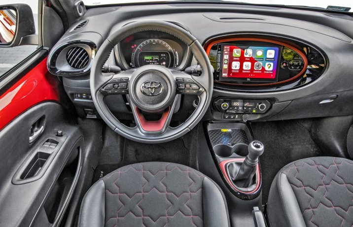 Toyota Aygo X 1.0 VVT-i (2022) – kokpit