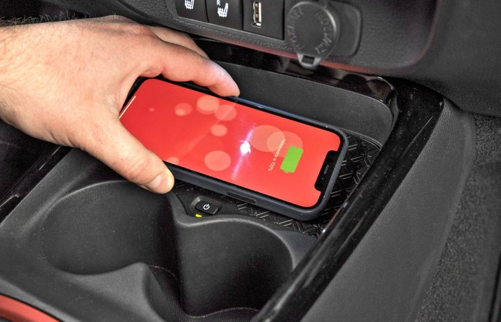 Toyota Aygo X 1.0 VVT-i (2022) – ładowarka indukcyjna dla smartfona