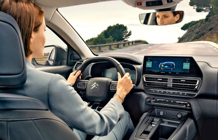 Citroën C5 Aircross – deska rozdzielcza z kobietą za kierownicą