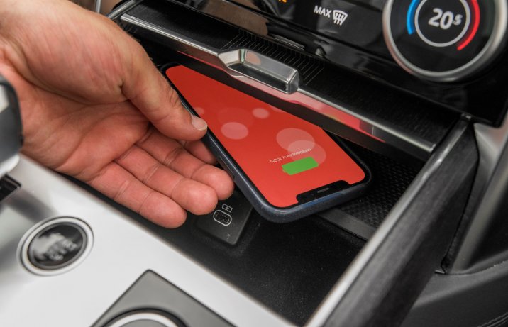 Range Rover - ładowarka indukcyjna