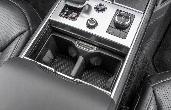 Range Rover - miejsca na napoje