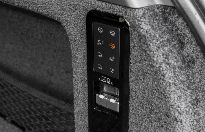 Range Rover - panel w bagażniku