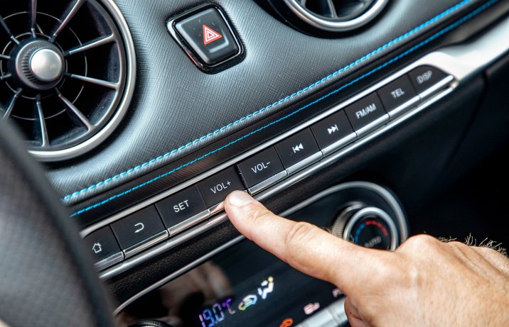 Seres E3 Luxury – przyciski do zmiany głośności