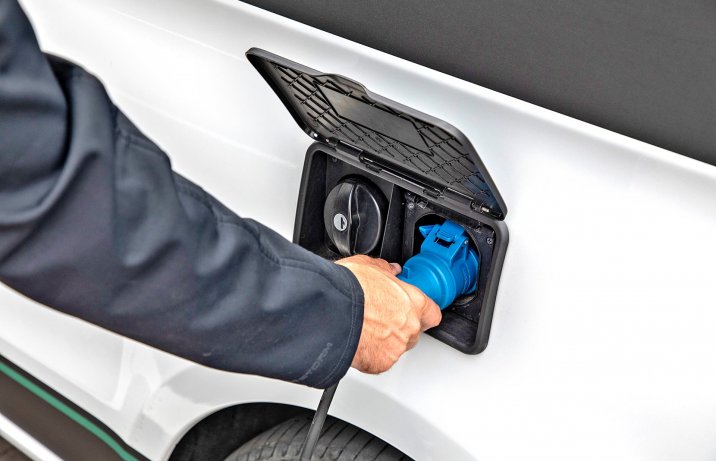 Mercedes Marco Polo 300 d 4Matic – przyłącze 230 V i wlew świeżej wody