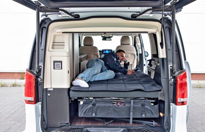 Mercedes Marco Polo 300 d 4Matic – miejsce do spania na dole