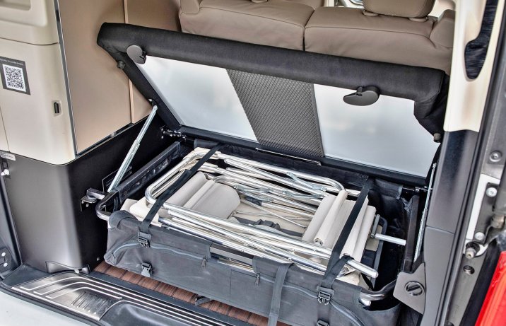 Mercedes Marco Polo 300 d 4Matic – schowek na stolik i krzesła