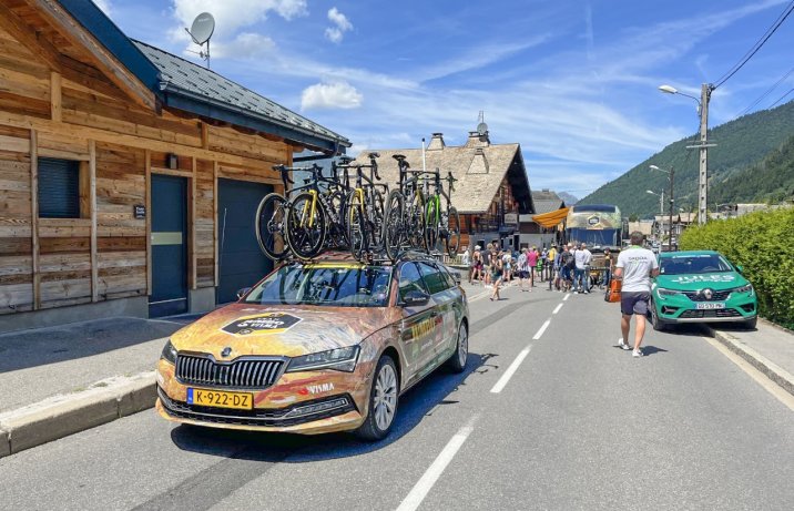 Skoda z rowerami Tour de France na dachu – przód