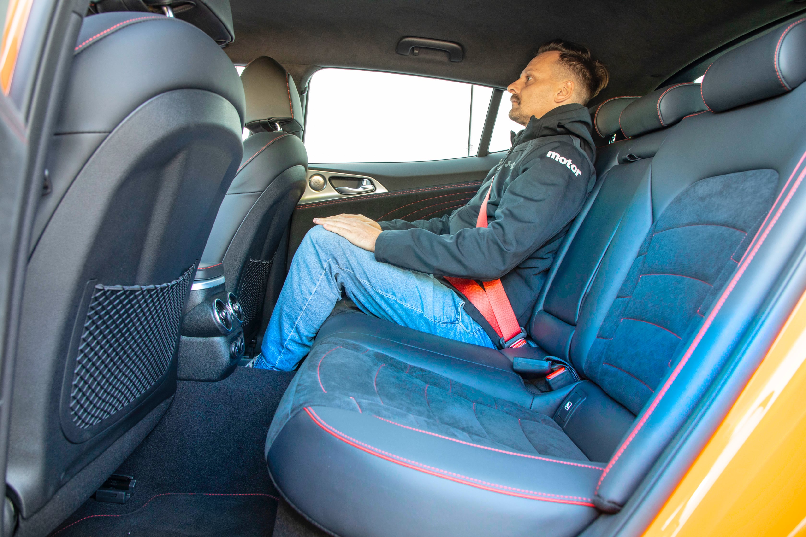 Kia Stinger 3.3 V6 T-GDI 8AT AWD GT  – knapa z tyłu z pasażerem