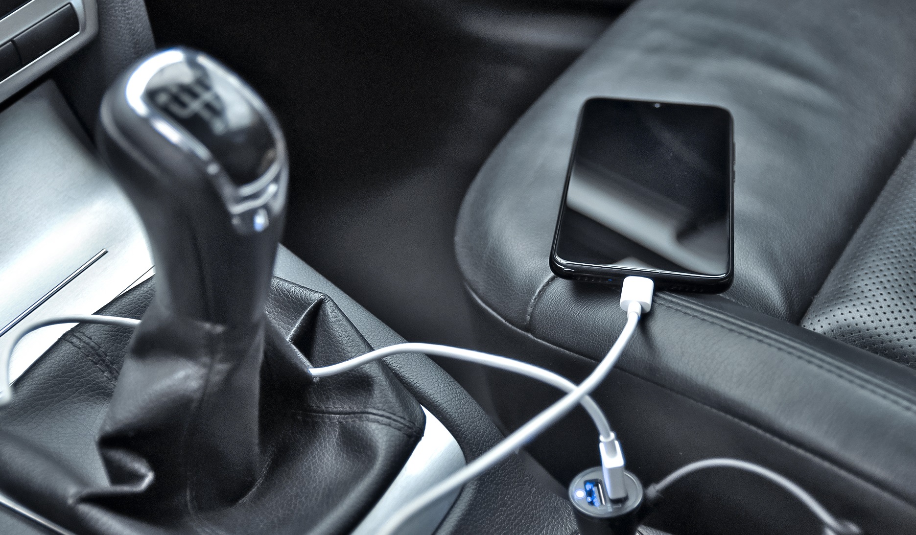 smartfon na fotelu auta