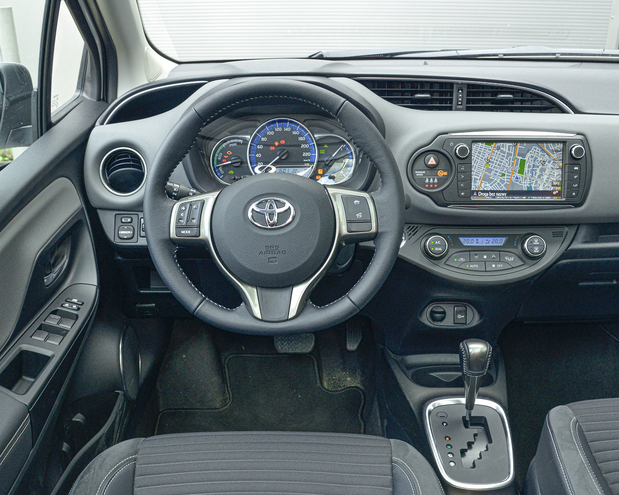 toyota yaris hybrid deska