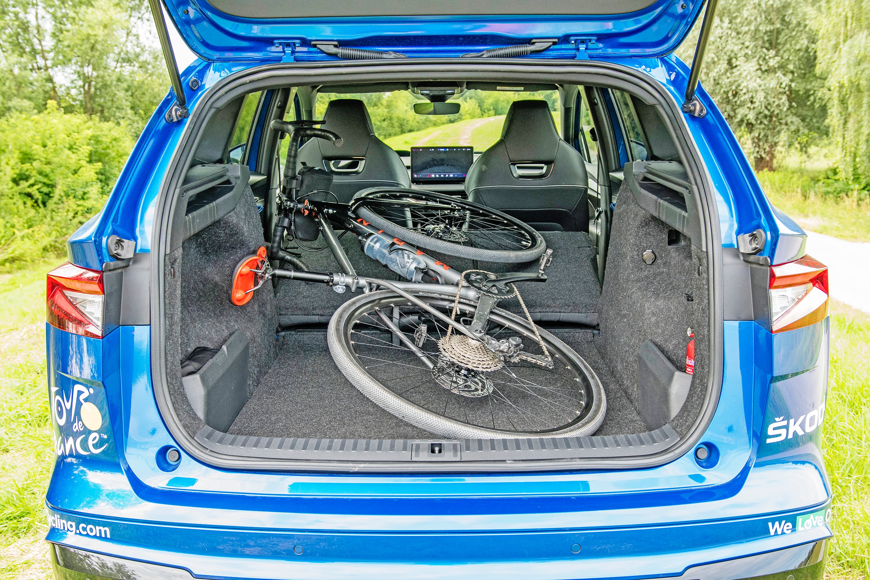 Skoda Enyaq iV bagażnik z rowerem w środku