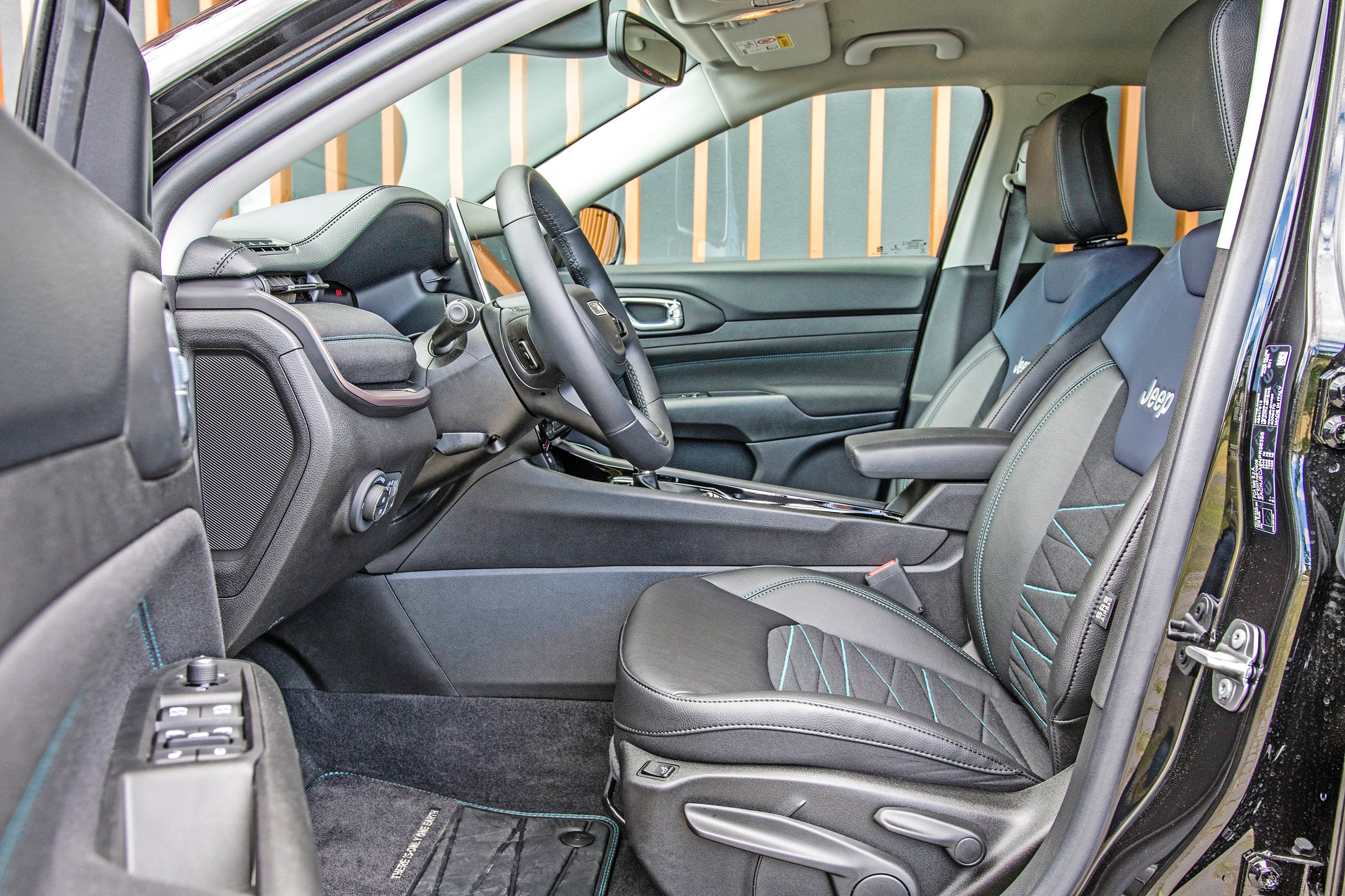 Jeep Compass e-Hybrid – fotele z przodu