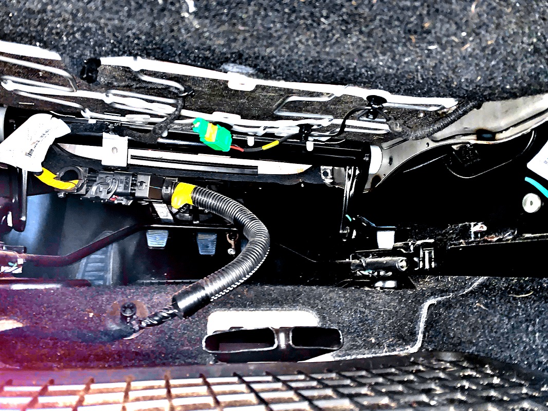 wiazka elektryczna pod fotelem