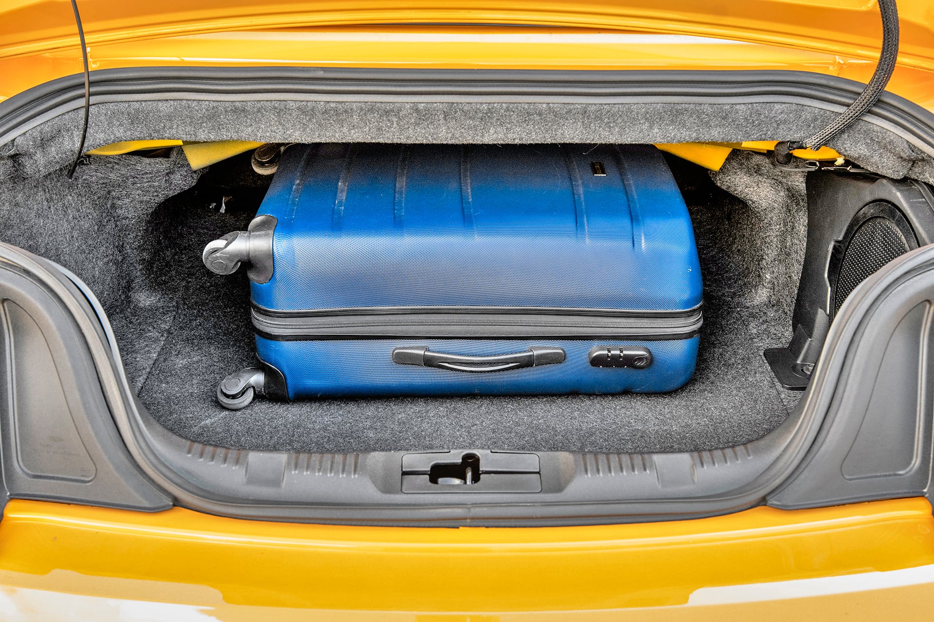 Ford Mustang California Special bagażnik z walizką