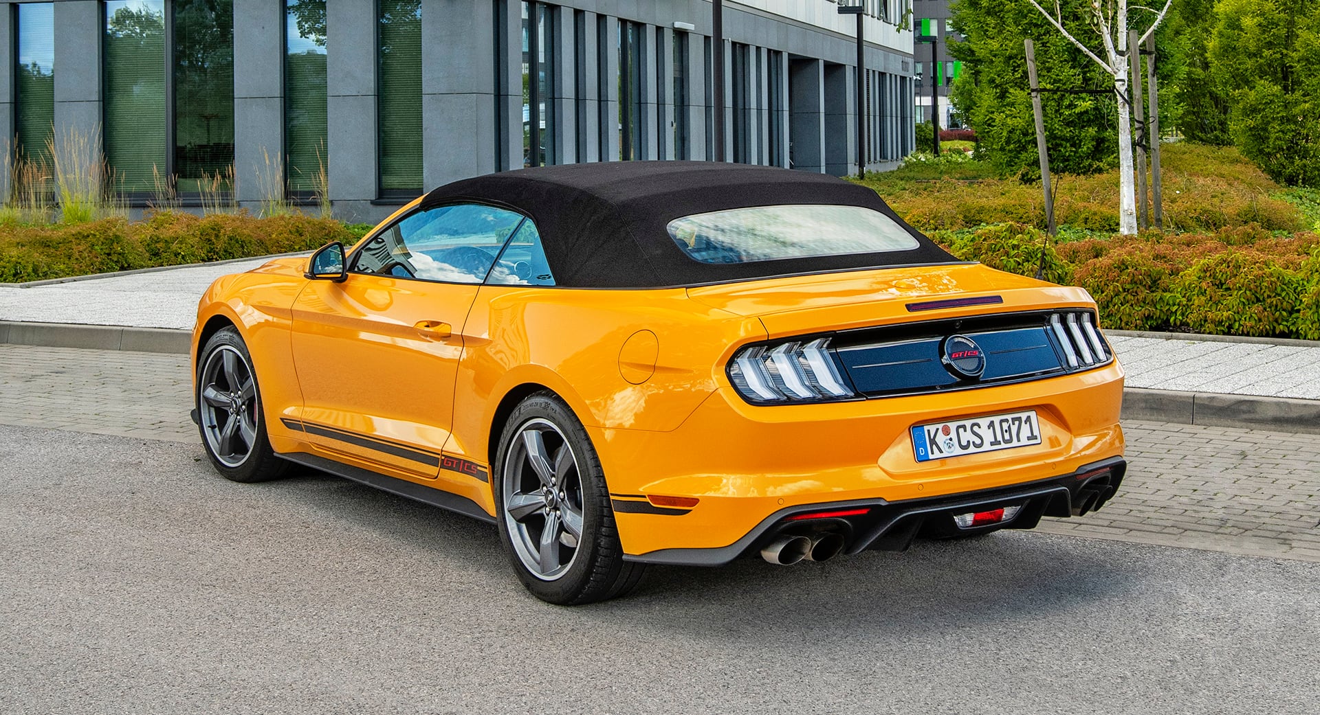 Ford Mustang California Special z zamkniętym dachem tył i bok