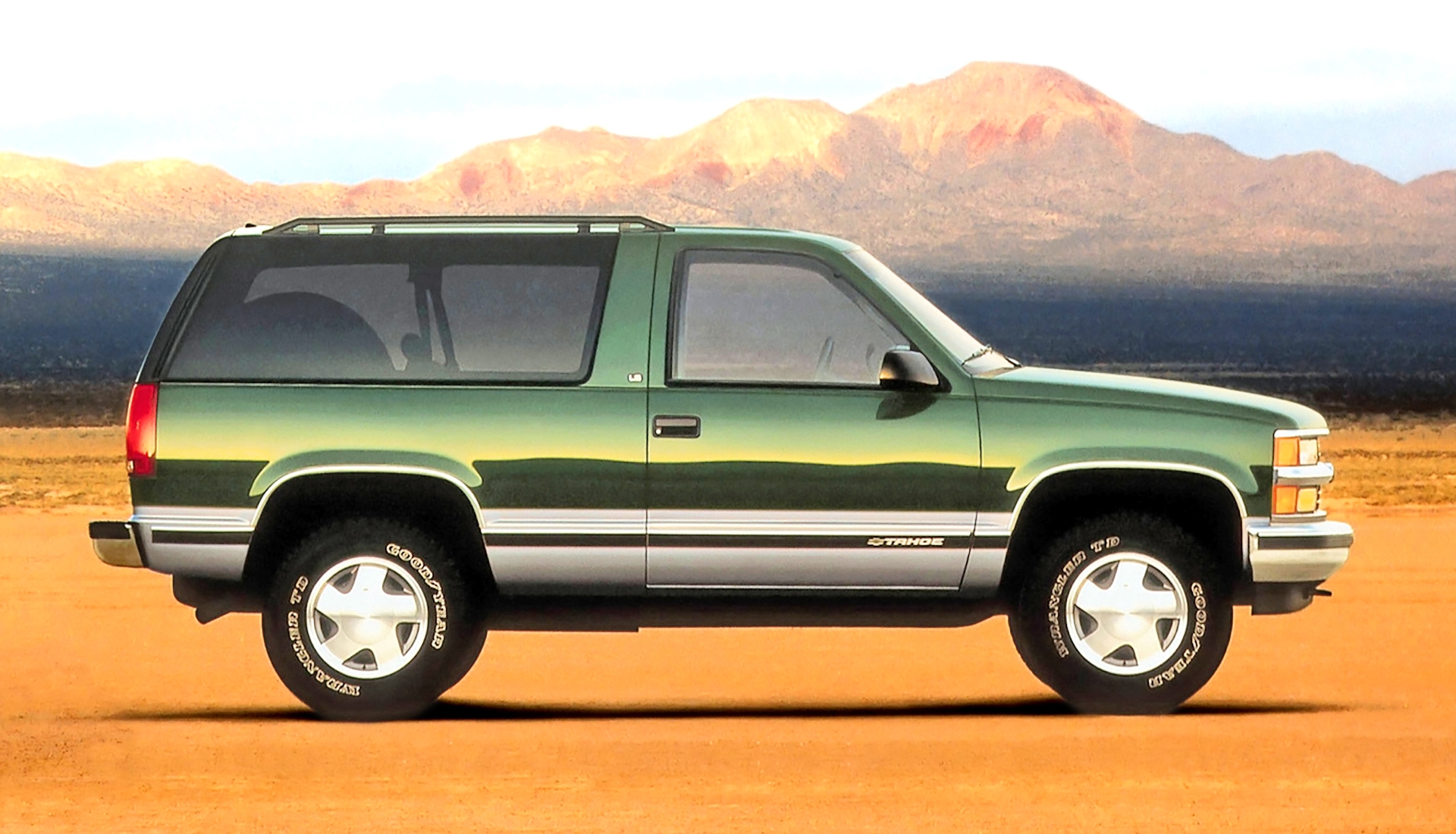 Chevrolet Tahoe trzydrzwiowy – bok